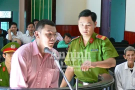 Con quấy giấc ngủ trưa, cha rút dao đâm liền mấy nhát