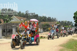 Đám cưới “độc”, rước dâu bằng 12 “siêu xe” công nông càng