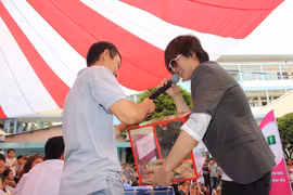 Uyên Linh, Wanbi Tuấn Anh xoa dịu nỗi đau bằng tiếng hát