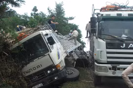 Mất lái, xe ô tô tải lao thẳng xuống mương nước