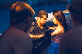 Ưng Hoàng Phúc "bỏ rơi" Kim Cương, tình tứ cùng Trang Pháp bên hồ bơi