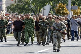 Mặc Kiev tiếp tục pháo kích, Donetsk vẫn trao trả hàng trăm tù binh Ukraine