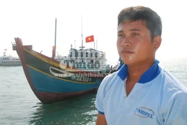 Ngư dân "tàu cháy vẫn quyết giữ cờ Tổ quốc" cứu tàu cá gặp nạn