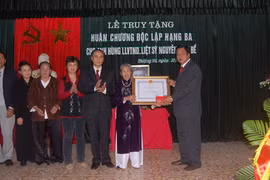 Truy tặng Anh hùng LLVT, liệt sĩ Nguyễn Đình Bể Huân chương Độc lập hạng Ba