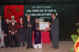 Truy tặng Anh hùng LLVT, liệt sĩ Nguyễn Đình Bể Huân chương Độc lập hạng Ba