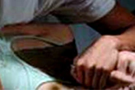 Thiếu nữ bị nhóm cướp ép vào nhà hoang, hiếp dâm tập thể