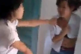 Phẫn nộ xem clip nữ sinh lớp 9 bị làm nhục ngay tại trường học