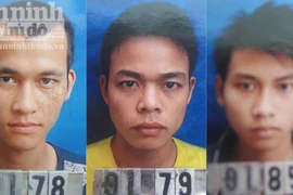 Ngang nhiên mang dao kiếm xông vào nhà dân đập phá