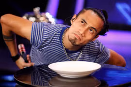 Rocker Phạm Anh Khoa "láu cá" trong vai trò MC