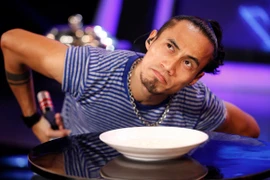 Rocker Phạm Anh Khoa "láu cá" trong vai trò MC