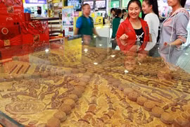 Xuất hiện bánh Trung thu nặng hơn tấn, giá 88 triệu đồng