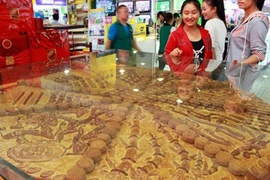 Xuất hiện bánh Trung thu nặng hơn tấn, giá 88 triệu đồng