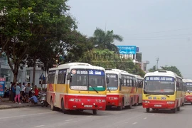Tranh giành tuyến, xe buýt đỗ tràn đường gây ách tắc