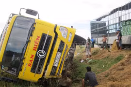 Hà Tĩnh: Xe chở bia lật nhào, người dân giúp lái xe gom hàng