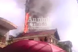 Bén lửa, cột thu phát sóng đổ ập vào nhà dân