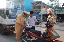 Tái diễn tình trạng học sinh đi xe máy đến trường