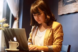 Nắng - Đặng Hồng Ngọc, sinh viên đa tài quản lý "hot girl"