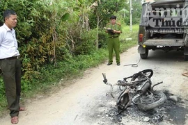 "Cẩu tặc" bị vây đánh hội đồng, đốt xe