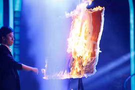 Huy Tuấn bị thí sinh châm lửa, "đốt" trên sân khấu