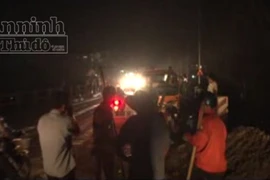 Sập mố cầu, hàng nghìn phương tiện giao thông bị ách tắc