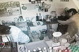 Đột nhập nhà hàng xóm trộm điện thoại di động