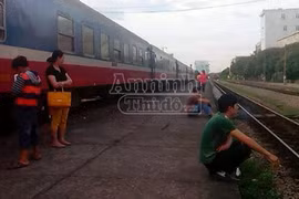 Ô tô tải lật ngang đường ray, gần nghìn hành khách "nóng ruột" chờ tàu