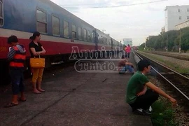 Ô tô tải lật ngang đường ray, gần nghìn hành khách "nóng ruột" chờ tàu