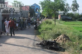 "Cẩu tặc" lại bị đánh hội đồng, đốt xe