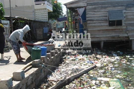 Vô tư xả thải: vịnh Cam Ranh đang thành... "biển thối"