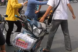 Ngang nhiên chặn cướp xe đạp điện giữa ngã tư