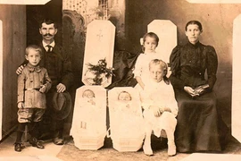 Kỳ quái tục "đeo chuông" cho xác chết