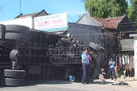 Húc xe công nông gãy làm đôi, ô tô tải cũng lật nhào