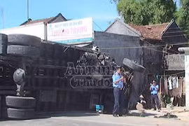 Húc xe công nông gãy làm đôi, ô tô tải cũng lật nhào