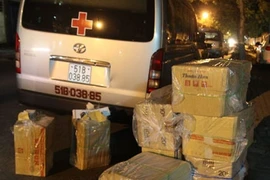 Giả xe cấp cứu vận chuyển thuốc lá lậu