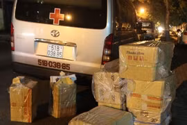 Giả xe cấp cứu vận chuyển thuốc lá lậu