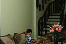 Xông vào nhà cướp giật iPad của cháu bé 2 tuổi