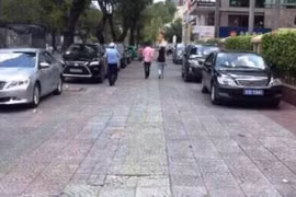 Ông Đoàn Ngọc Hải lái xe riêng bắt vi phạm vỉa hè trong giờ nghỉ