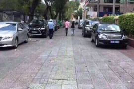 Ông Đoàn Ngọc Hải lái xe riêng bắt vi phạm vỉa hè trong giờ nghỉ