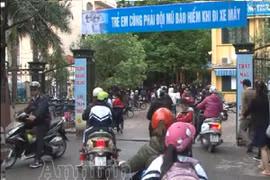 Trường tiểu học Tô Hoàng: 100% học sinh đội mũ bảo hiểm khi đến lớp