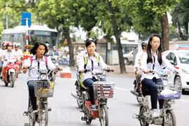 Học sinh "quên" đội mũ bảo hiểm: Chúng em sẽ đội ngay