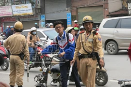 Không đội mũ bảo hiểm: Vi phạm chủ yếu là học sinh đi xe đạp điện