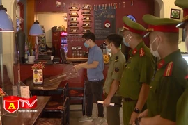 Tuần tra nhắc nhở hàng, quán đóng cửa đúng giờ và không tụ tập đông người