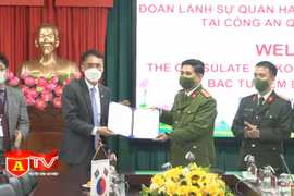 Đại sứ quán Hàn Quốc thăm, trao thư cảm ơn Công an quận Bắc Từ Liêm