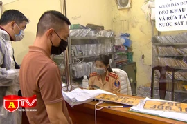 Sát hạn xử phạt, lượng xe ô tô đi cấp đổi biển vàng tăng đột biến