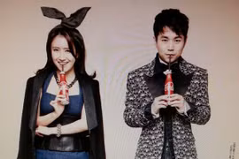 Cặp đôi "thay đồ nhanh nhất thế giới" đến Việt Nam