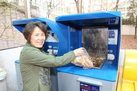 Gắn chip vào thùng rác chống lãng phí đồ ăn