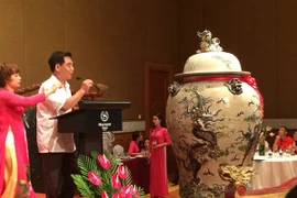 Đấu giá đôi chóe tứ linh giá 6 tỷ 50 triệu đồng 