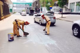 CSGT dọn "bẫy" thủy tinh trên đường