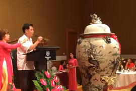 Đấu giá đôi chóe tứ linh giá 6 tỷ 50 triệu đồng 