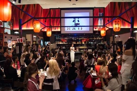 Thí sinh Hoa hậu Quốc tế hào hứng nghe Thúy Vân hát về Việt Nam